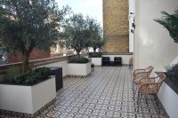 Zand en terracotta verdringen grijs op je terras