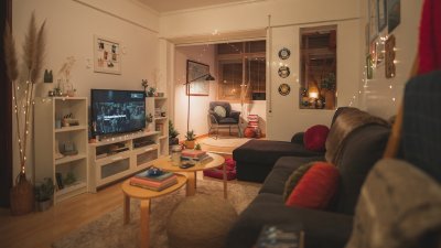 Waarom één plafondlamp je woonkamer altijd flat laat lijken