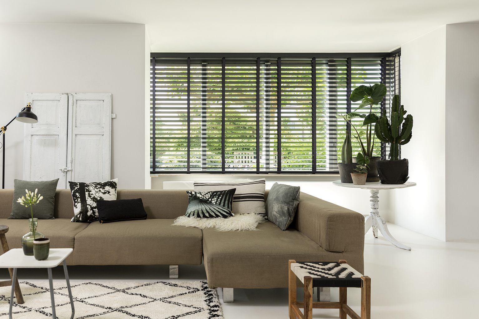 Wat helpt beter: binnenzonwering of buitenzonwering?