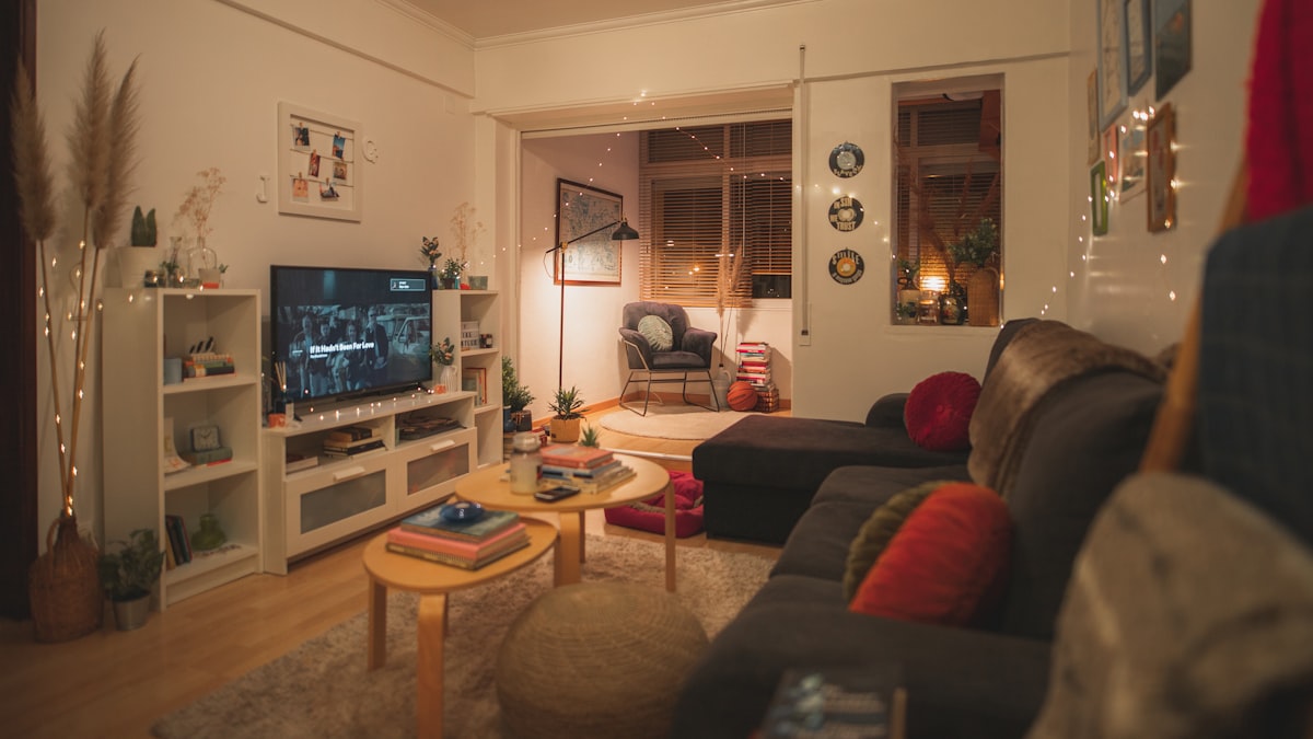 Waarom één plafondlamp je woonkamer altijd flat laat lijken